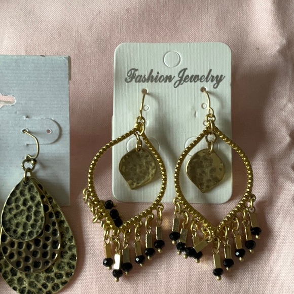 Silverfox Costume Jewelry Earrings,    6 Pair of Assorted Earrings 🔥🔥❤️❤️💙💙 - Picture 6 of 7